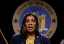 اٹارنی جنرل نے من مانی قیمت پر سپرے فروخت کرنیوالے سٹور پر مقدمہ دائر کر دیا کوئینز ، نیویارک میں یہ سپرے انتہائی سستا فروخت ہو رہا تھا ، سٹور نے ناجائز منافع کمایا ہے:لیشیا نیویارک (پاکستان نیوز)نیویارک کی اٹارنی جنرل لیشیا جیمز نے کورونا لاک ڈاﺅن کے دوران سپرے کی قیمت میں غیر ضروری طور پر اضافے کرکے لاکھوں ڈالر کمانے والے گراسری سٹور کوالٹی کنگ ڈسٹری بیوٹرز پر مقدمہ دائر کر دیا ہے ، اٹارنی جنرل کے مطابق وہی سپرے کم قیمت میں نیویارک اور کوئینز میں انتہائی سستا فروخت ہو رہا تھا جبکہ ہول سیلر سٹور نے زیادہ منافع کمانے کی غرض سے اپنے سپرے کے 46ہزار کینز من مانی قیمت پر فروخت کر کے لاکھوں ڈالر ناجائز منافع کمایا ہے جوکہ کسی صورت حکومت کو قابل قبول نہیں ہے ، سٹور کو ناجائز منافع کی رقم واپس کرنا ہوگی۔