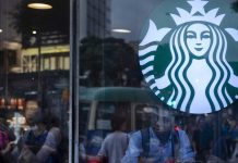 سٹاربکس انتظامیہ نے پولیس افسروں کے گروہ سے معافی مانگ لی