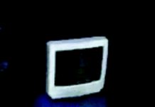 چہرے پر ٹی وی کور چڑھاےٗ شخص نے دہلیزوں پر تحفہ رکھ دیا