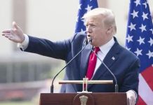 ڈونلڈ ٹرمپ کا امریکیوں کو ماسک نہ ملنے پر اسکارف پہننے کا مشورہ