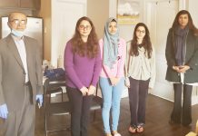 قونصل جنرل جاوید عمرانی اور وائس قونصل جنرل رابعہ شفیق کی پروازوں کی بندش کے باعث محصور پاکستانی ڈاکٹروں سے ملاقات