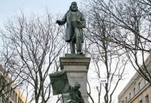 واشنگٹن میں مظاہرین نے کنفیڈریشن حامی جنرل الربٹ پائیک کا مجسمہ گرا کر جلا دیا