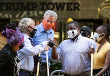 نیویارک میئرکی اہلیہ کیساتھ ٹرمپ ٹاور آمد،پیلی تحریریں دیکھ کر حیران رہ گئے