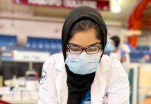 والدین سمیت کئی شہریوں کوویکسین لگانیوالی میڈیکل کی طالبہ