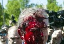 پولینڈ میں مظاہرین نے روسی سفیر پر سرخ رنگ پھینک دیا