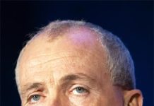 گورنر نیوجرسی کی مسجد آمد ،نفرت انگیزواقعے کیخلاف مسلمانوں سے اظہار یکجہتی