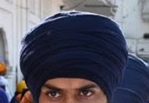 لندن میں بھارتی سفارت خانے پر سکھوں نے خالصتان کا جھنڈا لہرا