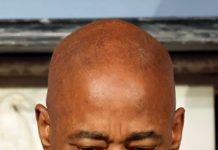 دوتہائی ووٹرز میئر ایڈمز سے ناخوش، مقبولیت میں 28 فیصد کمی