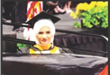 پاکستانی طالبہ نے ڈگری وصول کرتے فلسطینی پرچم لہرا دیا