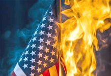 یوم آزقادی پر تشدد کے واقعات، 33 افراد ہلاک، قومی پرچم نذر آتش