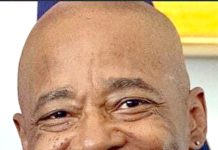 میئر ایڈمز کے گرد گھیرا تنگ ؛ دو اعلیٰ عہدیداروں کے گھروں پر چھاپے