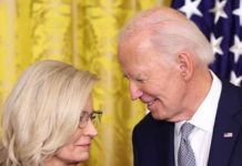 بائیڈن نے ٹرمپ کی شدید ناقد لِز چینی کو شہری خدمت کے تمغے سے نوازدیا