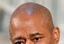 میئر ایڈمز پربدعنوانی الزامات مسترد کرنیکا معاملہ شدید دباؤ کا شکار