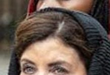 مسلم پولیس آفیسر کے جنازے میں اسکارف پہننے پر تنقید، گورنر کیتھی کا سخت ردعمل