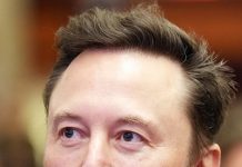 ایلون مسک کی دنیا کے پہلے کھرب پتی بننے کی طرف پیش قدمی