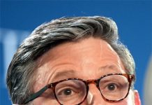 مسلمانوں کی” کتوں” سے مماثلت؛ مائیک جانسن کا مذمت سے گریز