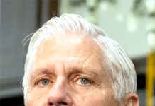 گورنر کیتھی ہوچل نے بروس بلیک مین کے انتخابی فنڈز روک دئیے