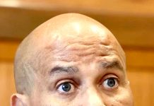 سینیٹر کوری بکر کا ملک میں تاریکی کا دعویٰ، جمہوریت کی بقا ء کیلئے جذباتی کال